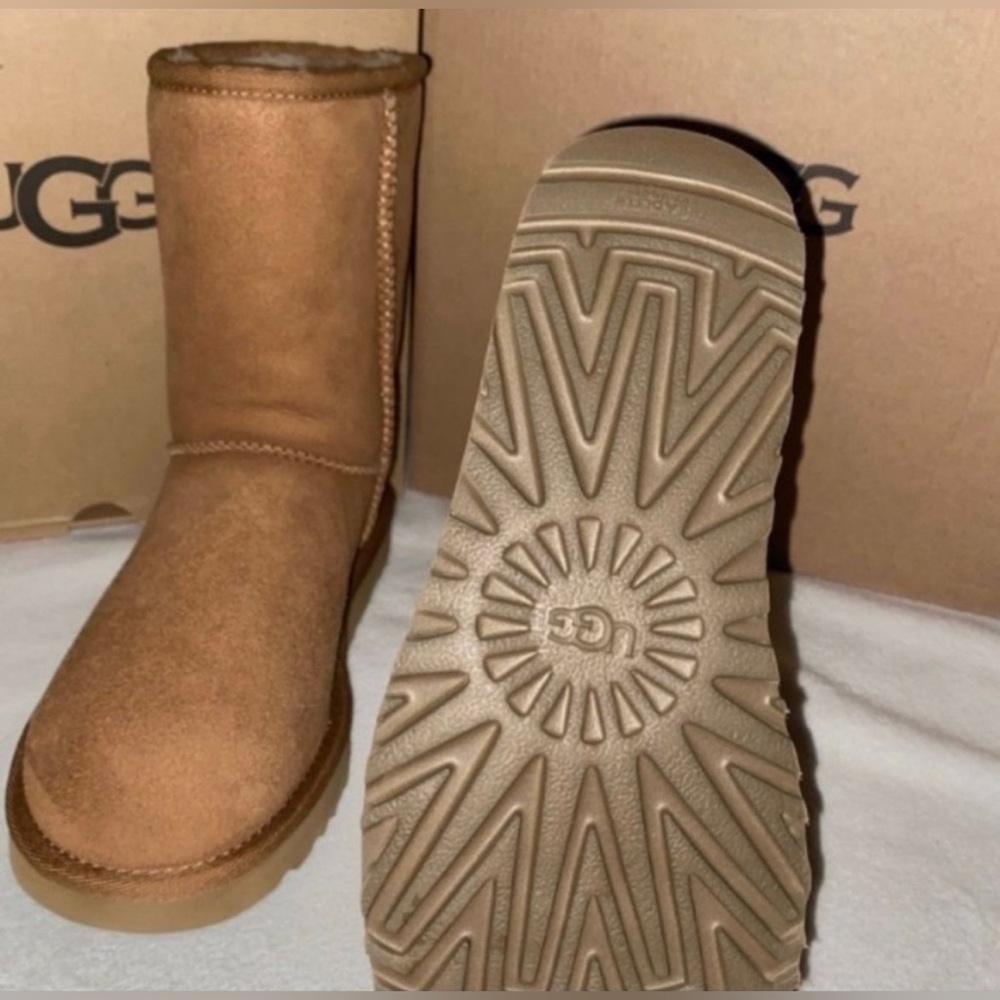 UGG CLASSIC SHORT - Picture 3 of 5